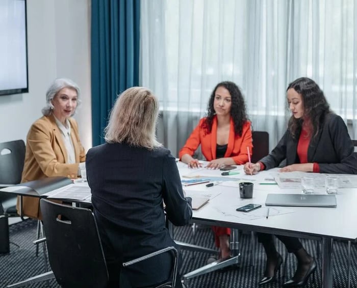 women in office team meeting